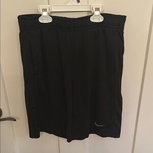 Nike Boys Black Athletic Shorts, size Youth M
